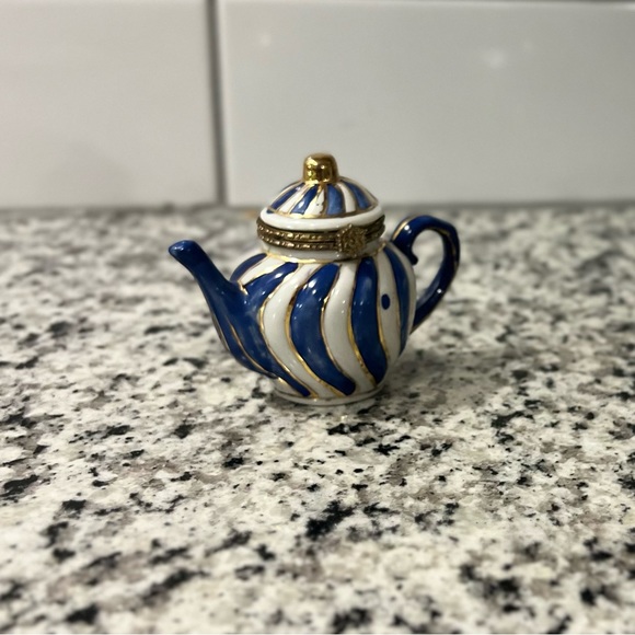 Miniature Teapot Porcelain Jewelry Holder With Clasp White Gold Blue container - Picture 9 of 9